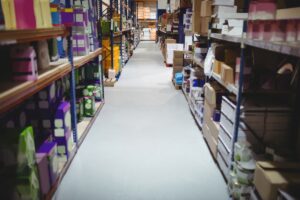 Regały paletowe vs. regały półkowe.